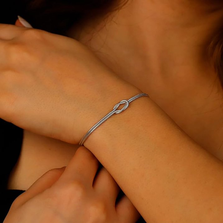 Aisor Everlasting Knot Bracelet